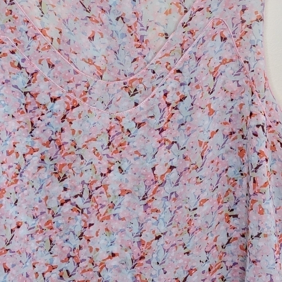 CAbi | #5032 Bella Floral Tiered Sleeveless Tank Blouse - Picture 5 of 5